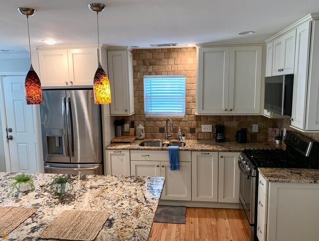 Building Photo - 1637 Laurel Ave NW