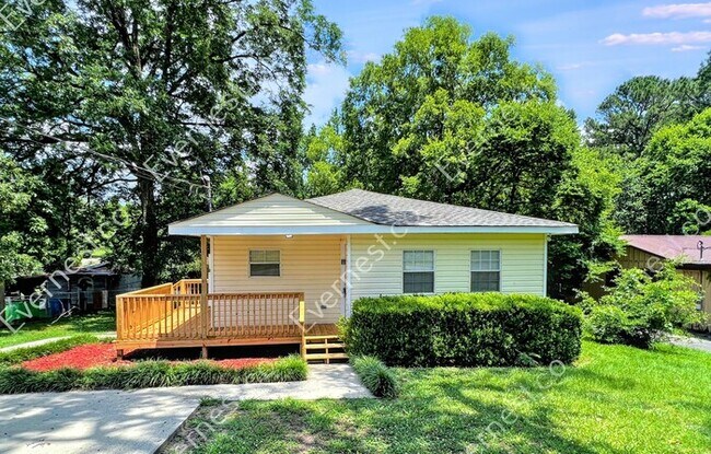 Building Photo - 8134 Douglas Ave