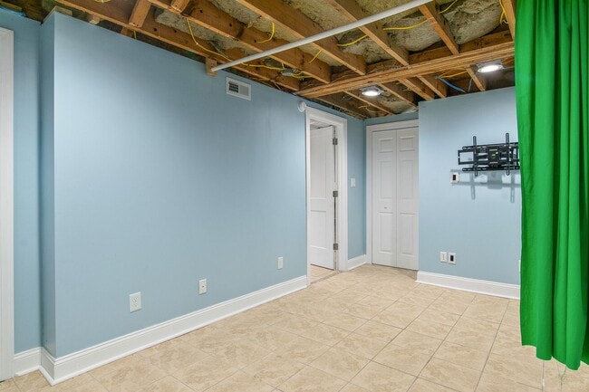 Building Photo - 3 Bed/2 Bath.  Pet Friendly. Large Yard. No Security Deposit