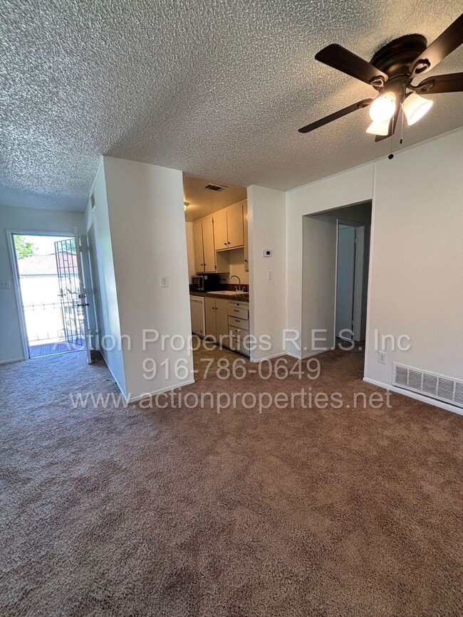 Building Photo - Roseville Condo all one level: 2 Bedroom 1 Bathroom Single Level, Large Living Room Central Heat ...