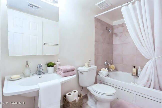 Building Photo - 455 W Kelso St