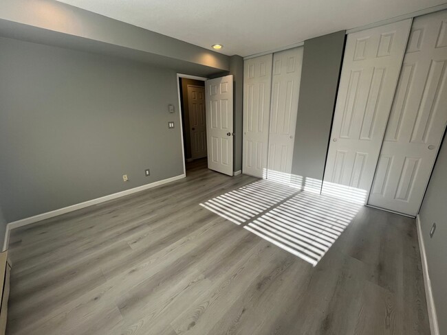 Building Photo - Super Clean 2 bedroom condo in desired loc...