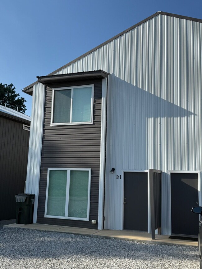 Building Photo - "Charming 2-Bedroom Duplex in Brownsboro - Spacious 1136 Sq Ft with 2.5 Baths!"