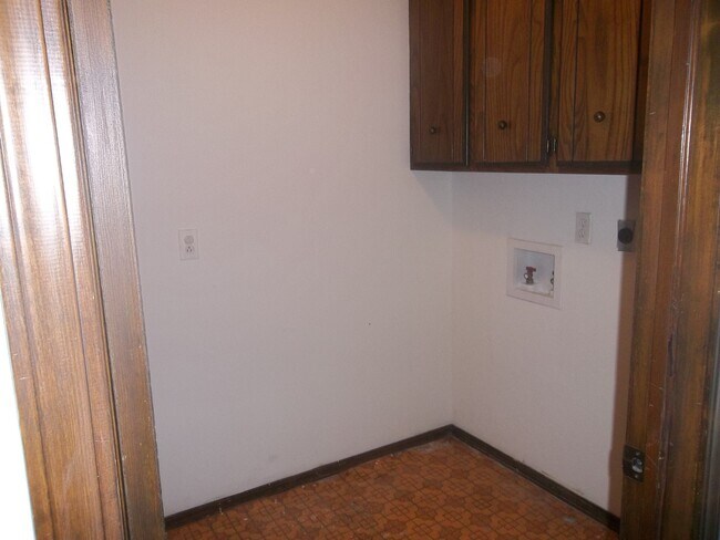 Building Photo - 421-423 Britton Ct.