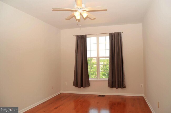 Building Photo - 43840 Hickory Corner Terrace