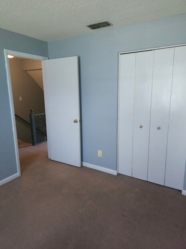 Building Photo - 975 Surry Ln