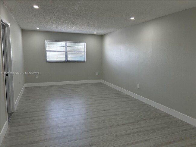 Building Photo - 5525 SW 41st St