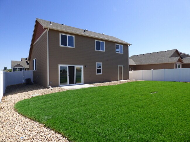 Building Photo - Two Story 3 Bed / 2.5 Bath Home in Windsor!