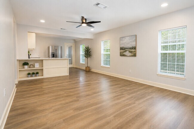 Building Photo - 1011 N Valderas St