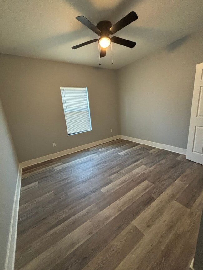 Building Photo - 5 bedrooms!! Remodeled top to bottom!