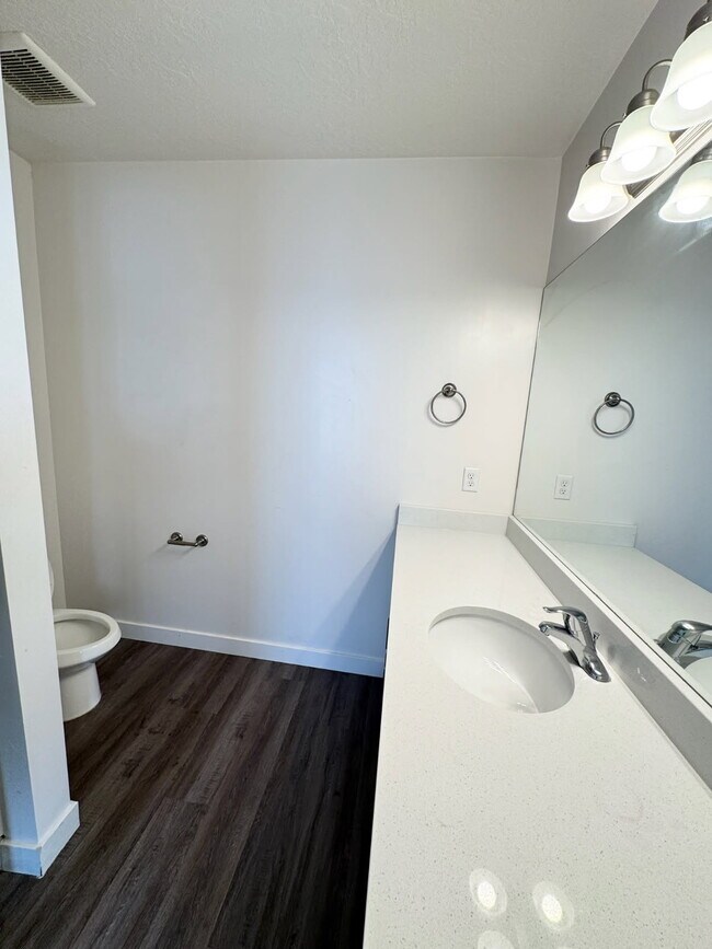 Building Photo - 1685 S 245 W