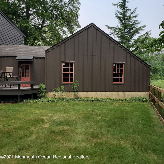 Building Photo - 16 E Larchmont Dr