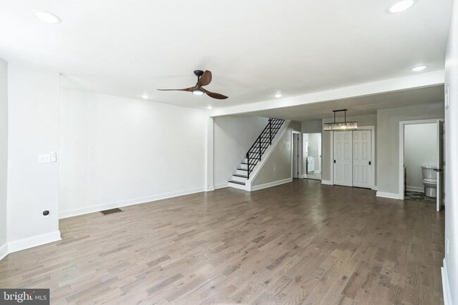 Building Photo - 382 Martin St