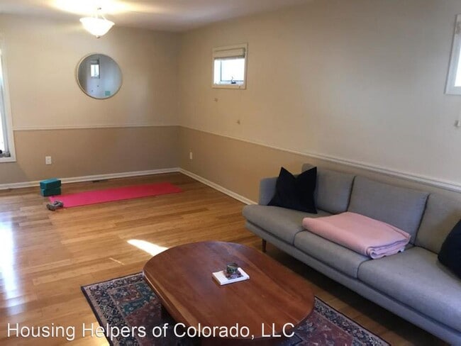 Building Photo - 2 br, 1.5 bath House - 1053 Pine Street #D