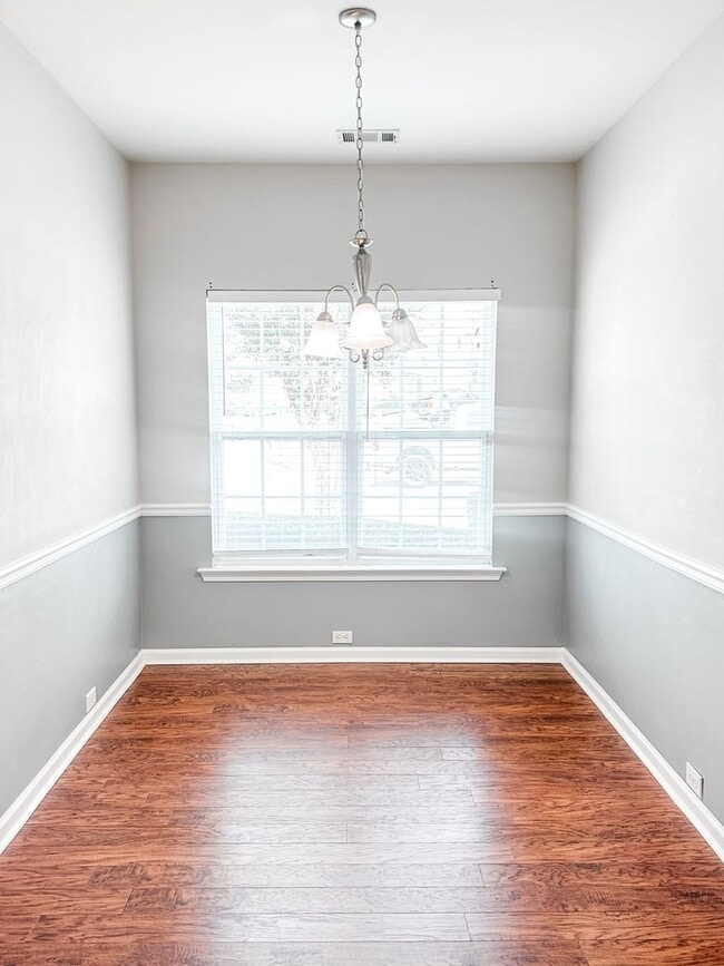 Building Photo - 3/2.5 Townhome in great Oakwood location