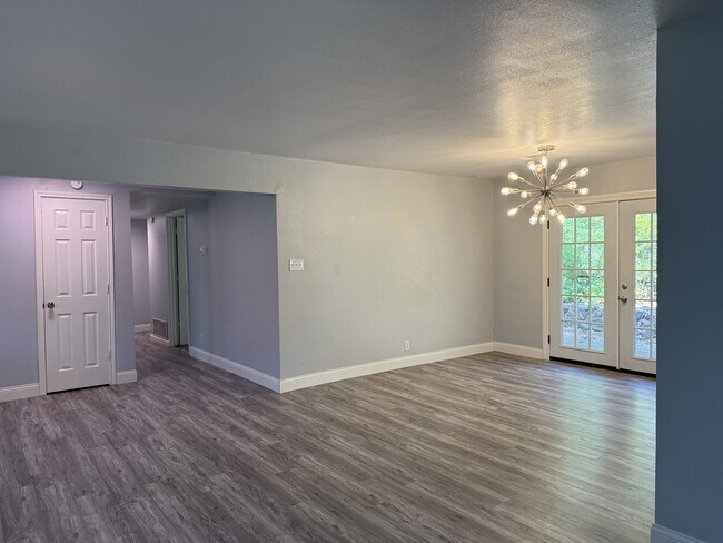 Building Photo - 3601 Oakwood Dr