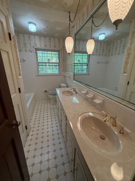 Building Photo - 1009 Temple St