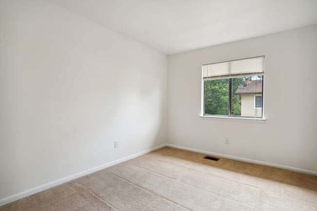 2nd bedroom can hold queen-size bed! - 8407 Alameda Ct