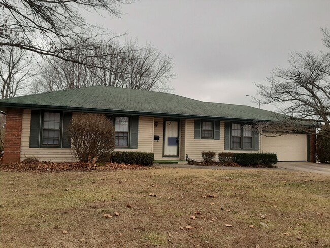 Building Photo - 3 Bedroom 2 Bathrooms! Southside!  2 Car g...