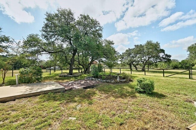 Building Photo - 200 Oak Hollow Ln