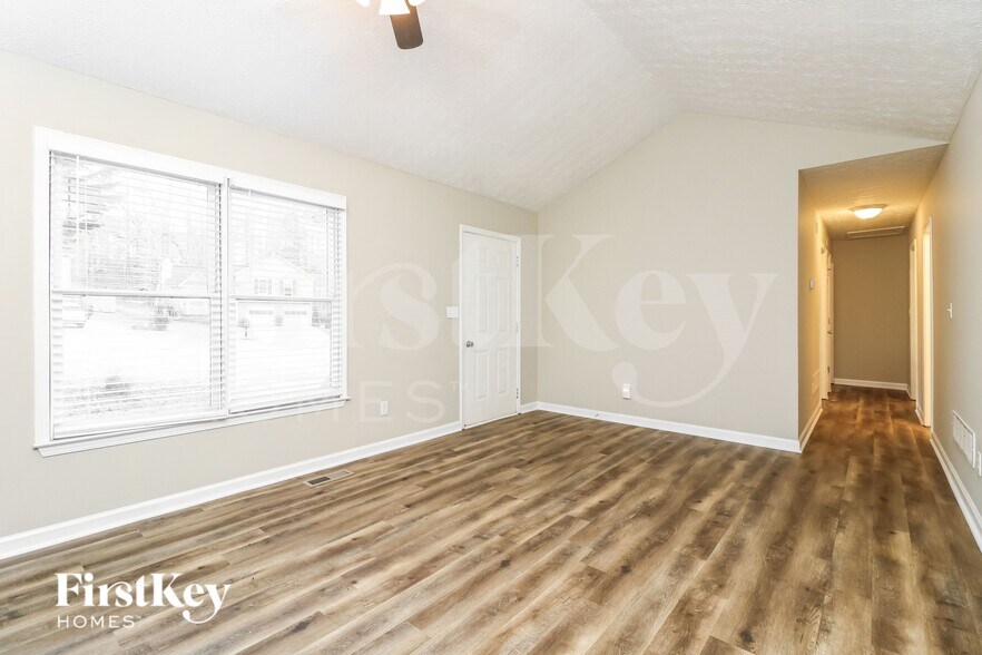 Building Photo - 325 Arapaho Dr SE