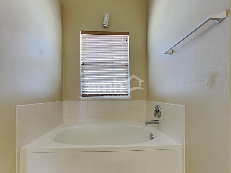 Building Photo - 2211 Pinyon Jay Dr