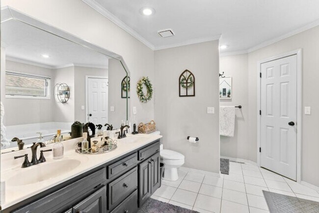 Building Photo - 840 E Gaslight Dr