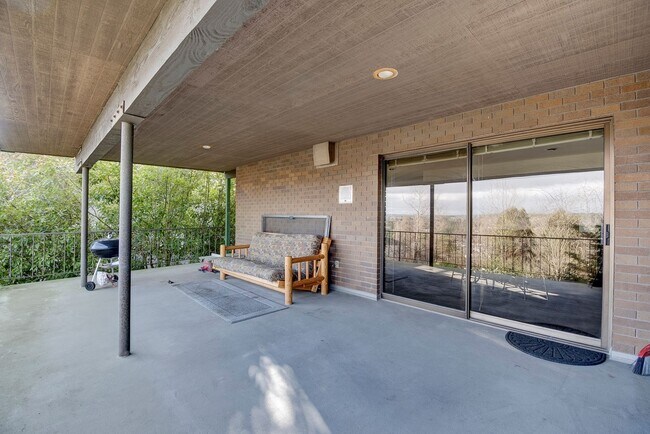 Building Photo - 3 Bedroom 2.5 bathroom spacious home with views of marina and downtown Oak Harbor