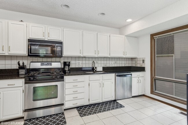 Building Photo - 6610 Pinehurst Ct