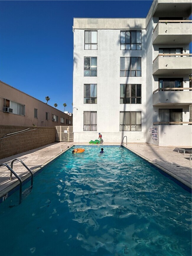 Building Photo - 533 S St Andrews Pl