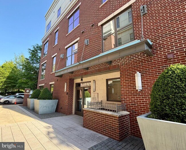 Building Photo - 815 N Patrick St