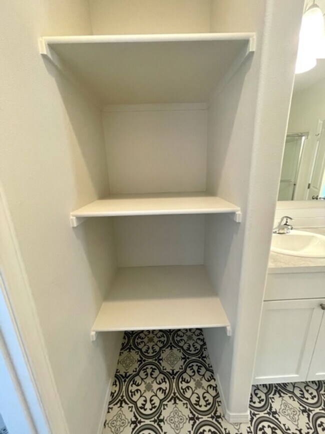 Building Photo - Beautiful like new 3 bedroom Hayden home i...