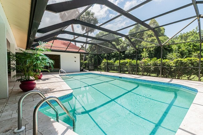 Building Photo - Newly Renovated 3 Bedroom Pool Home in Des...