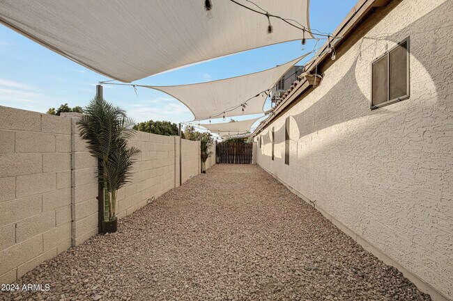 Building Photo - 5431 W Cochise Dr