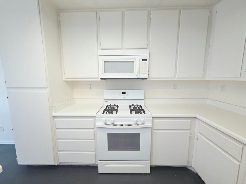 Building Photo - 33178 Regatta Dr