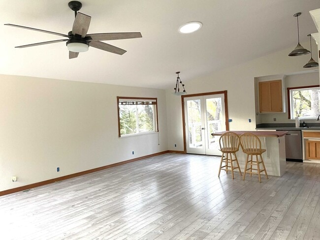 Building Photo - Open Floor plan single story home in beaut...