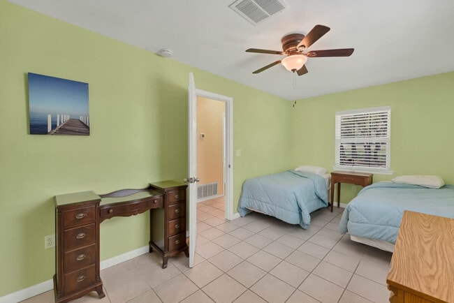 Building Photo - 2388 Lakeshore Dr