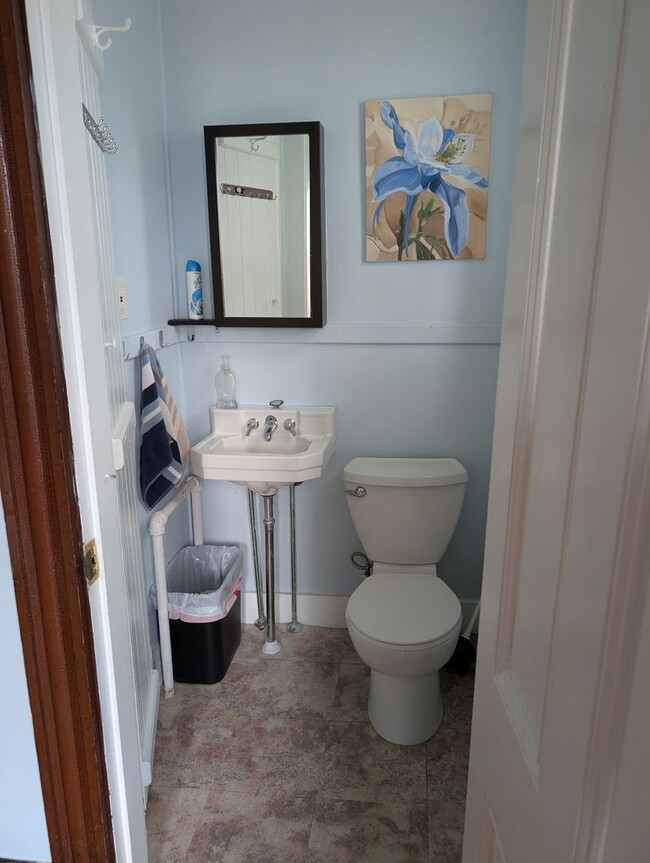 Building Photo - Charming 3-Bedroom, 3-Bathroom Home