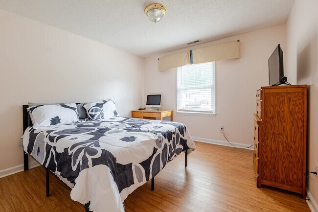 Building Photo - 305 Humble Rd