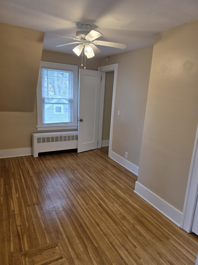 Building Photo - 457 Crossfield Rd