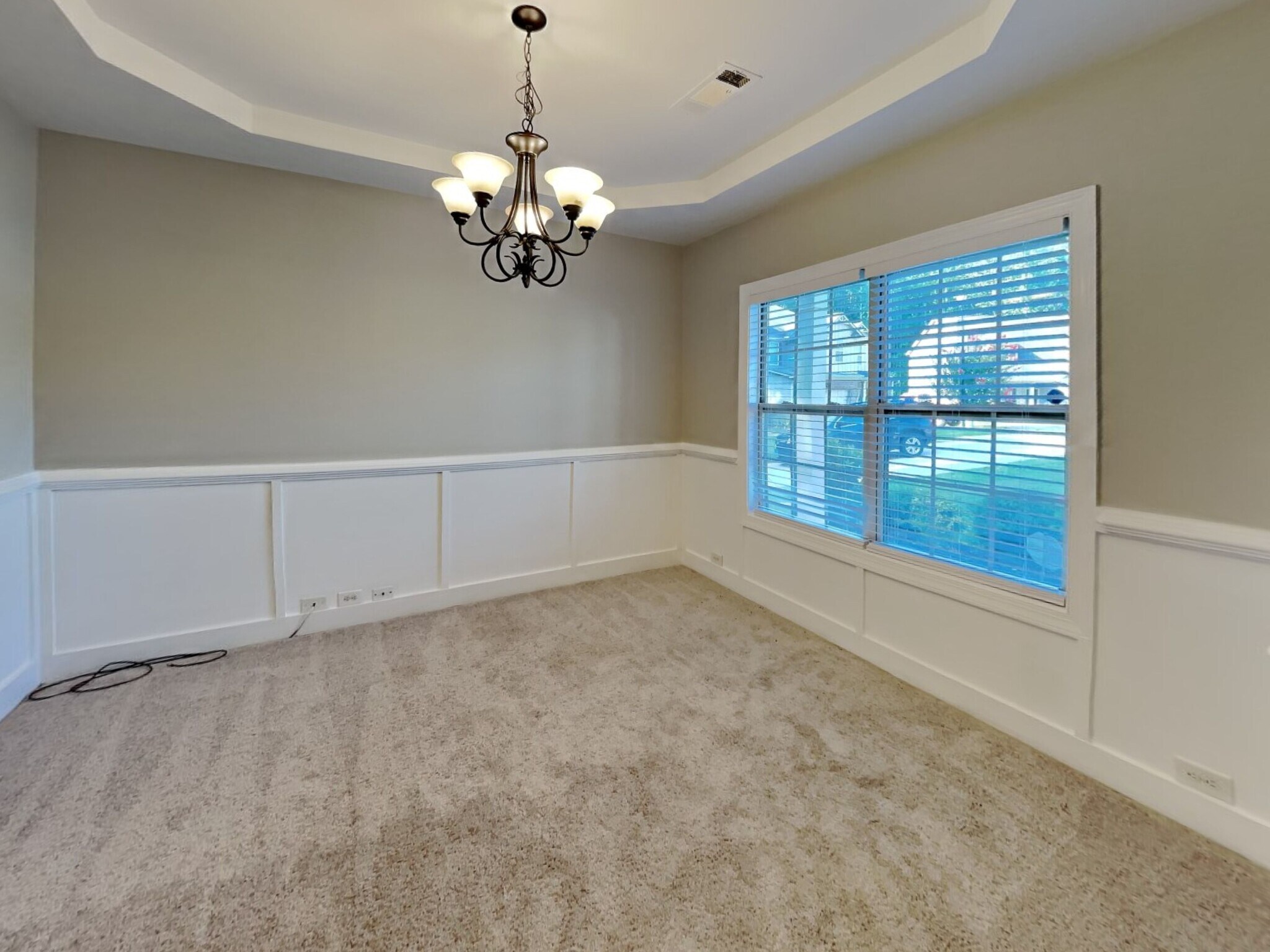 Building Photo - 400 Louise Way