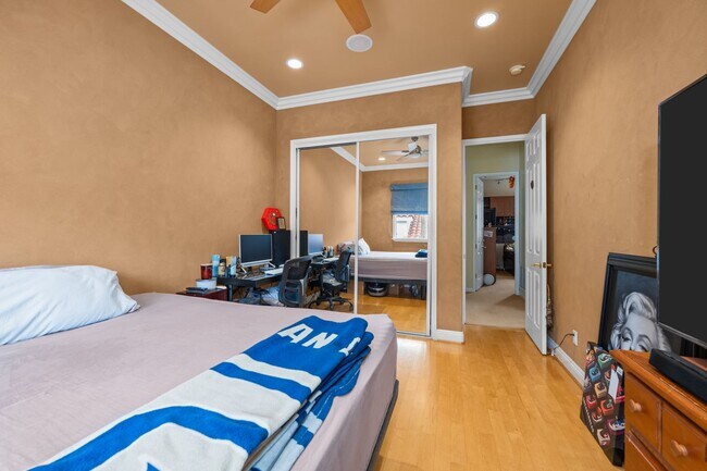 Building Photo - Expansive estate style home - 5 minute drive to SDSU!