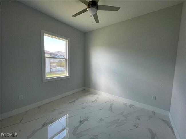 Building Photo - 721 NE 11th Terrace