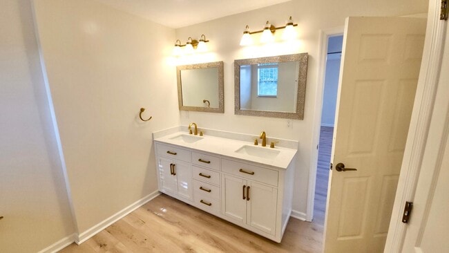 Building Photo - Knoxville 37920 - Completely Renovated 4 Bedroom, 4 Bath home - Contact Tanner Fee (865) 850-5103