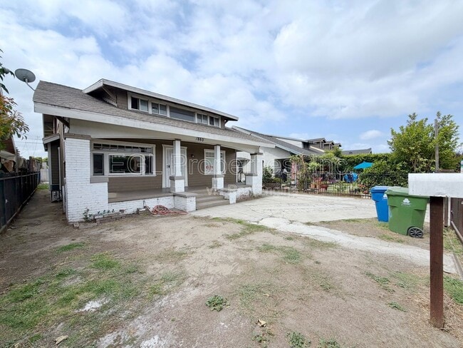 Building Photo - 860 W 56th St