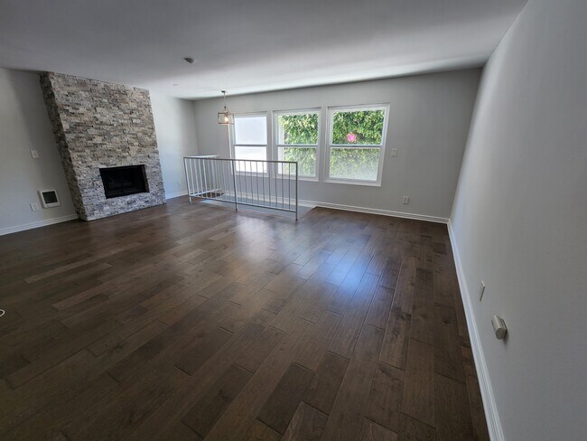 Building Photo - 323 S Broadway