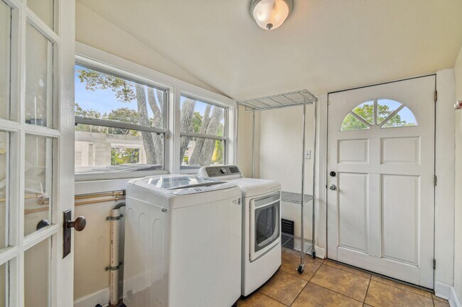 Building Photo - Riverside Heights Historic Bungalow!