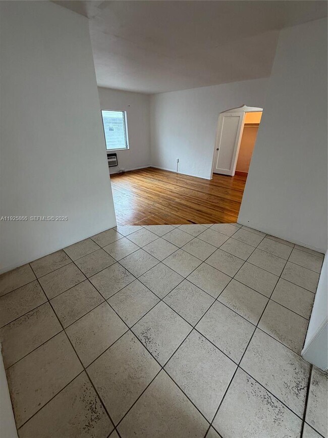 Building Photo - 945 Bay Dr