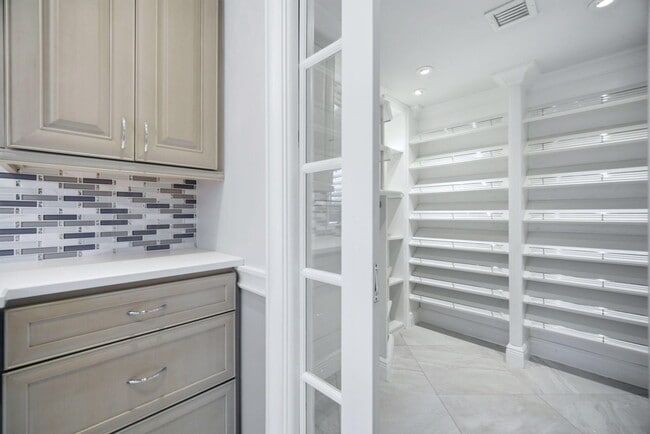 Building Photo - 2901 S Palm Aire Dr