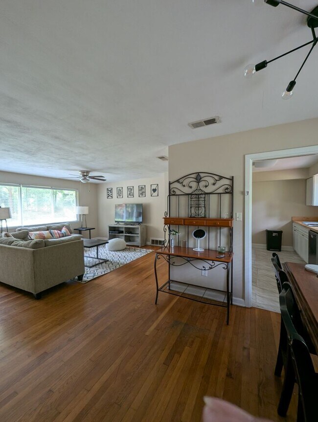 Building Photo - Oakland Terrace rental home